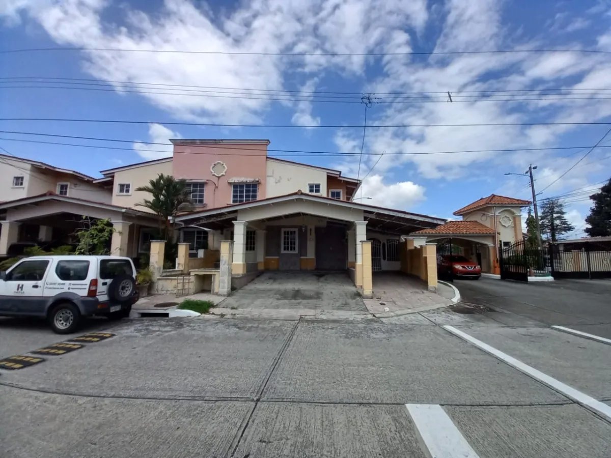 Venta de casa reposeída en Villa Lucre, Paseo Real