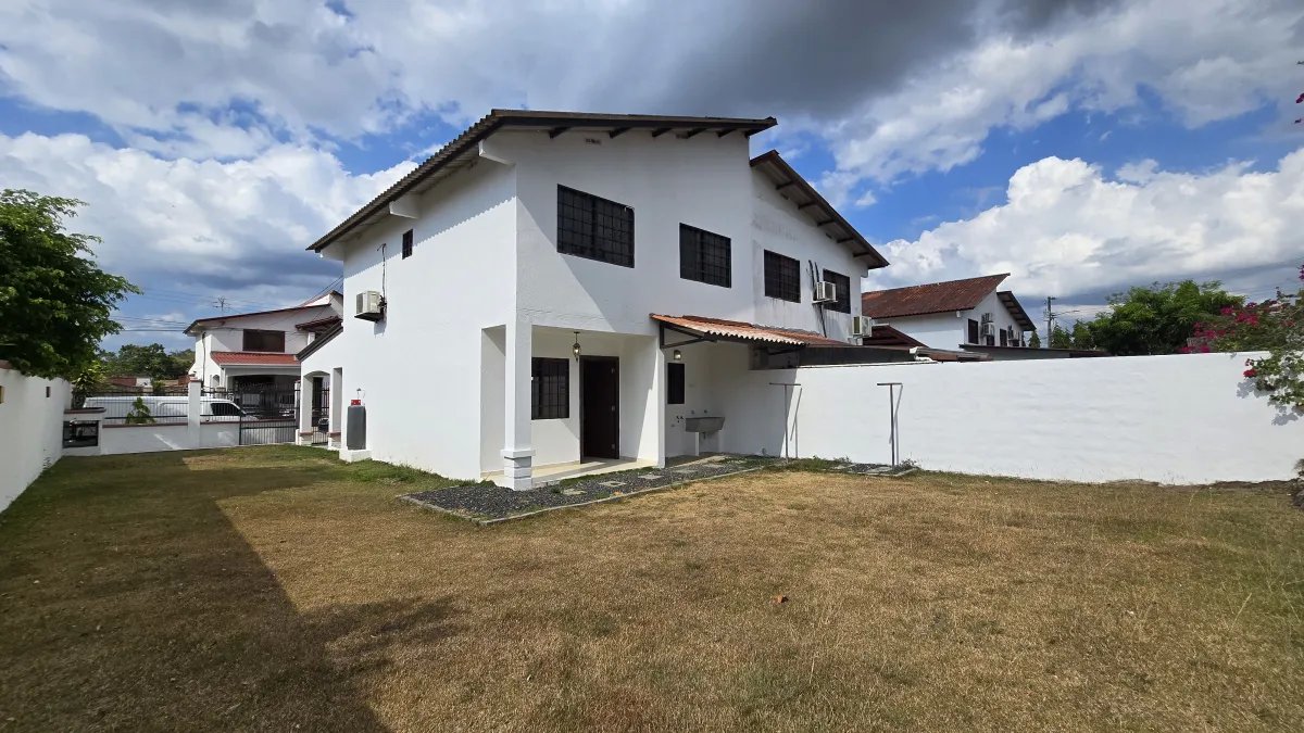 Duplex For Sale in Las Cumbres