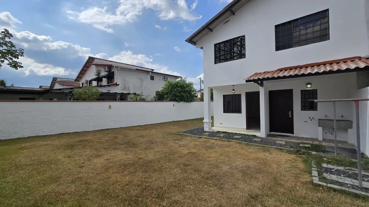 Duplex For Sale in Las Cumbres