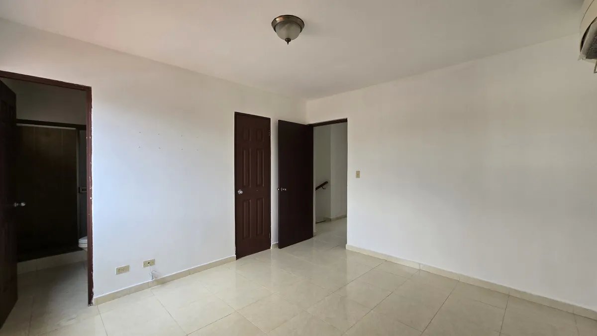 Duplex For Sale in Las Cumbres