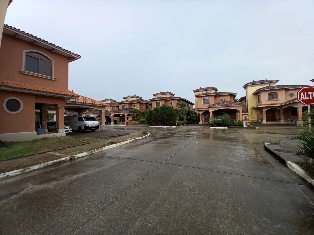 Venta de casa reposeída PH El Doral, Costa Sur