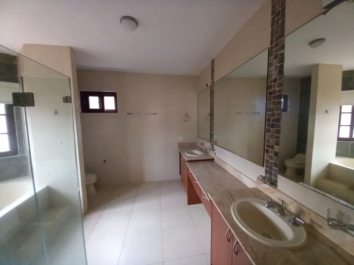 Venta de casa reposeída PH El Doral, Costa Sur