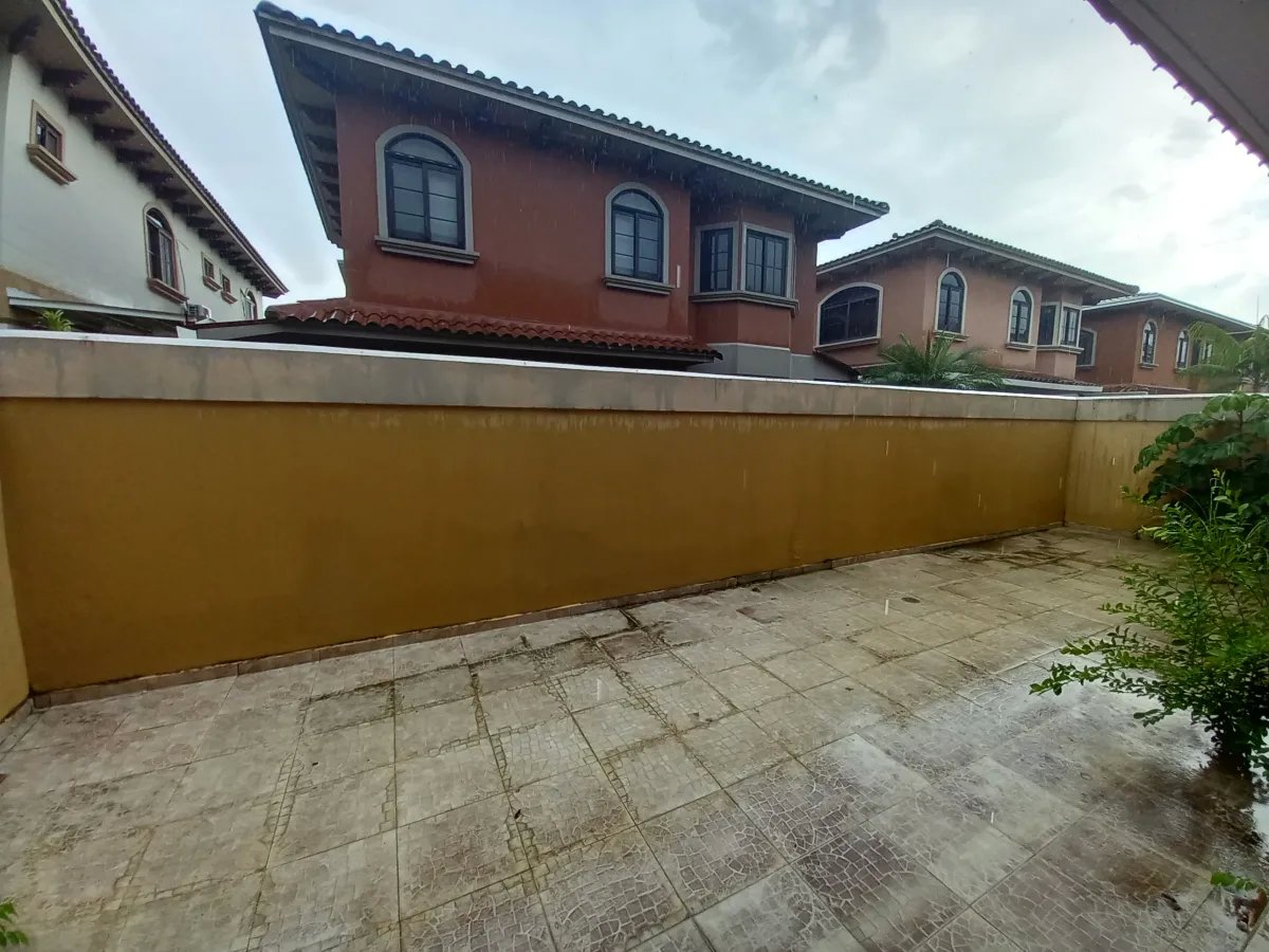 Venta de casa reposeída PH El Doral, Costa Sur