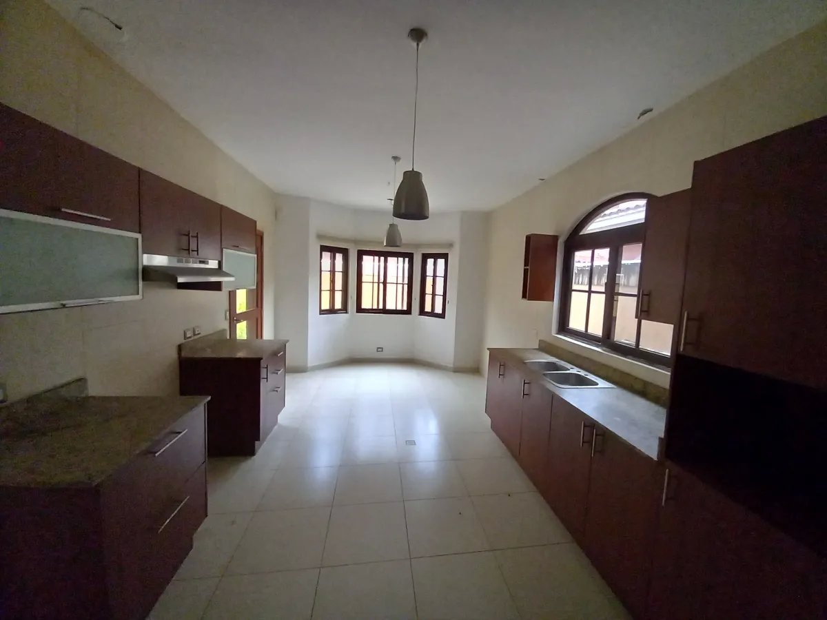 Venta de casa reposeída PH El Doral, Costa Sur