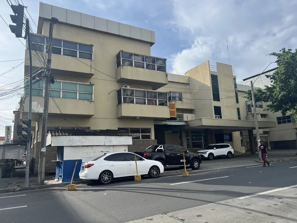 Se vende edificio de oficinas en Avenida Perú