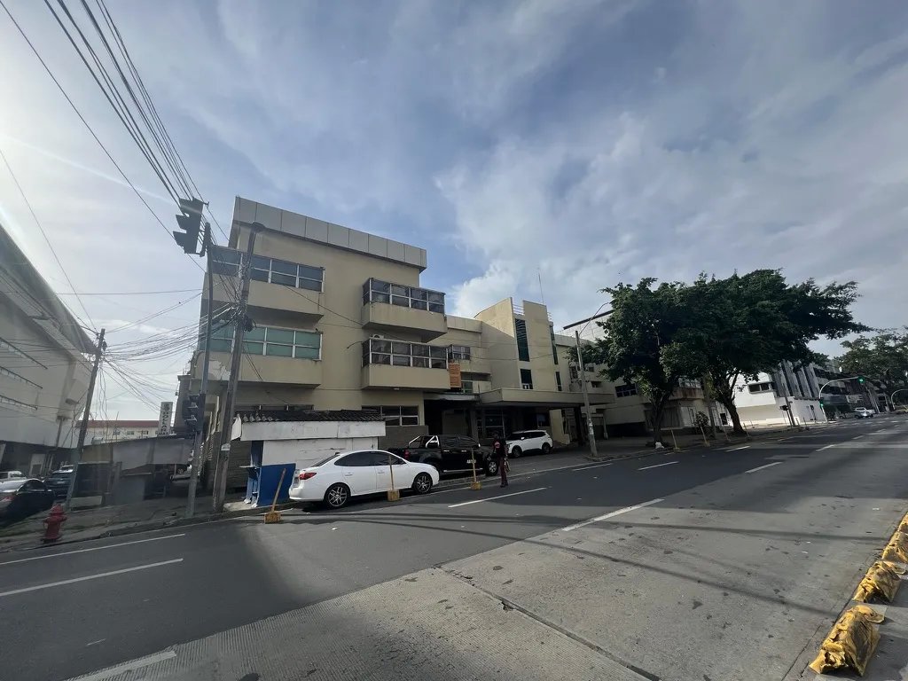 Se vende edificio de oficinas en Avenida Perú