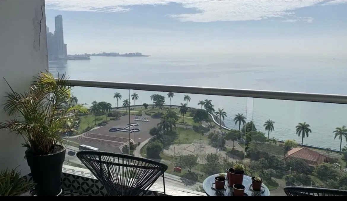 Apartment For Sale in Avenida Balboa