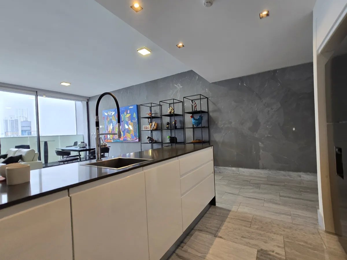 Apartment For Sale in Avenida Balboa
