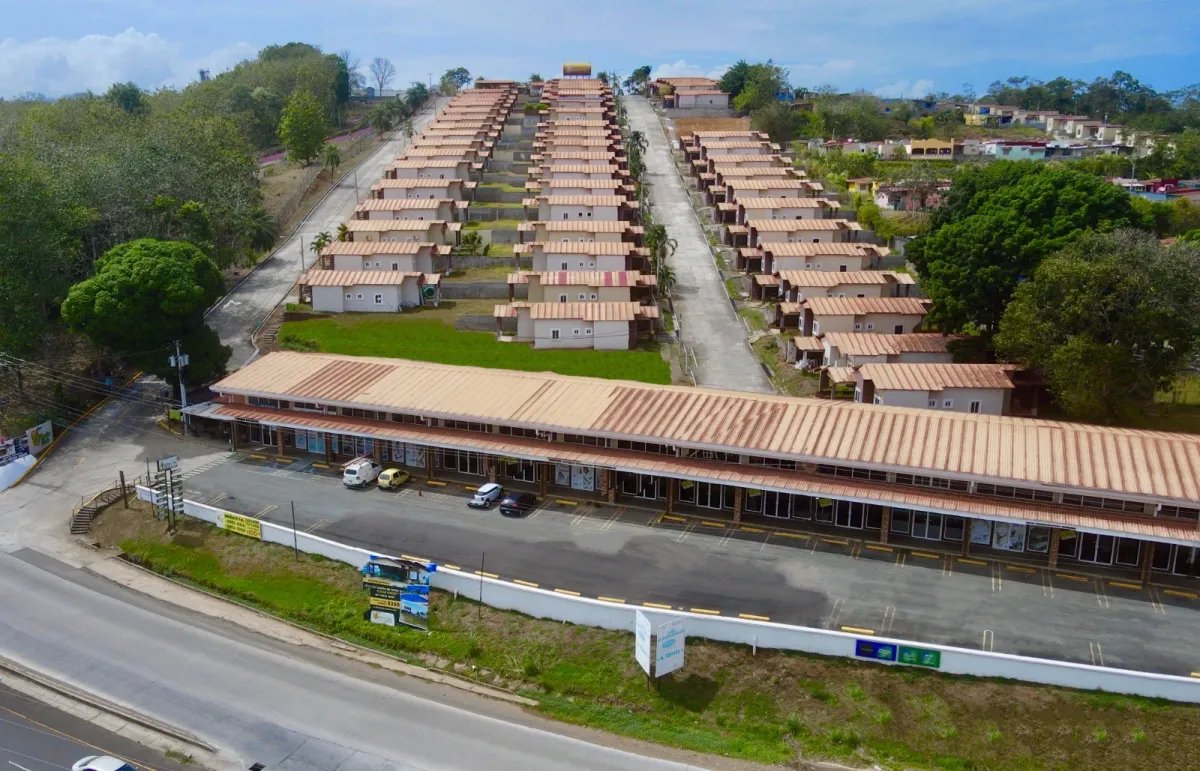 Se vende mall comercial de oficinas, Chorrera