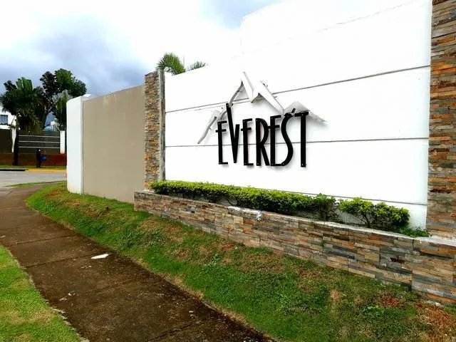 ALQUILER DE CASA AMOBLADA PH EVEREST BRISAS NORTE - PANAMÁ