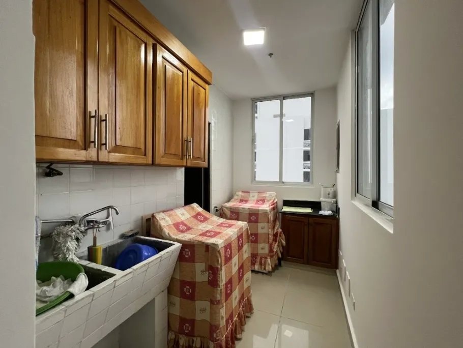 SE VENDE ESPACIOSO APARTAMENTO CON VISTA AL MAR EN SAN FRANCISCO