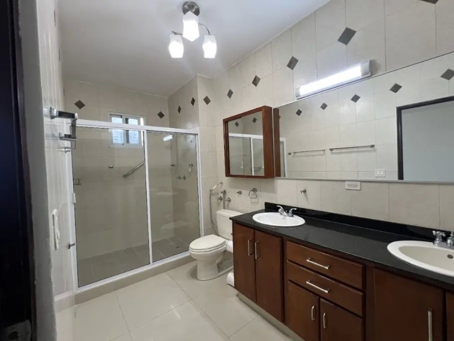 SE VENDE ESPACIOSO APARTAMENTO CON VISTA AL MAR EN SAN FRANCISCO