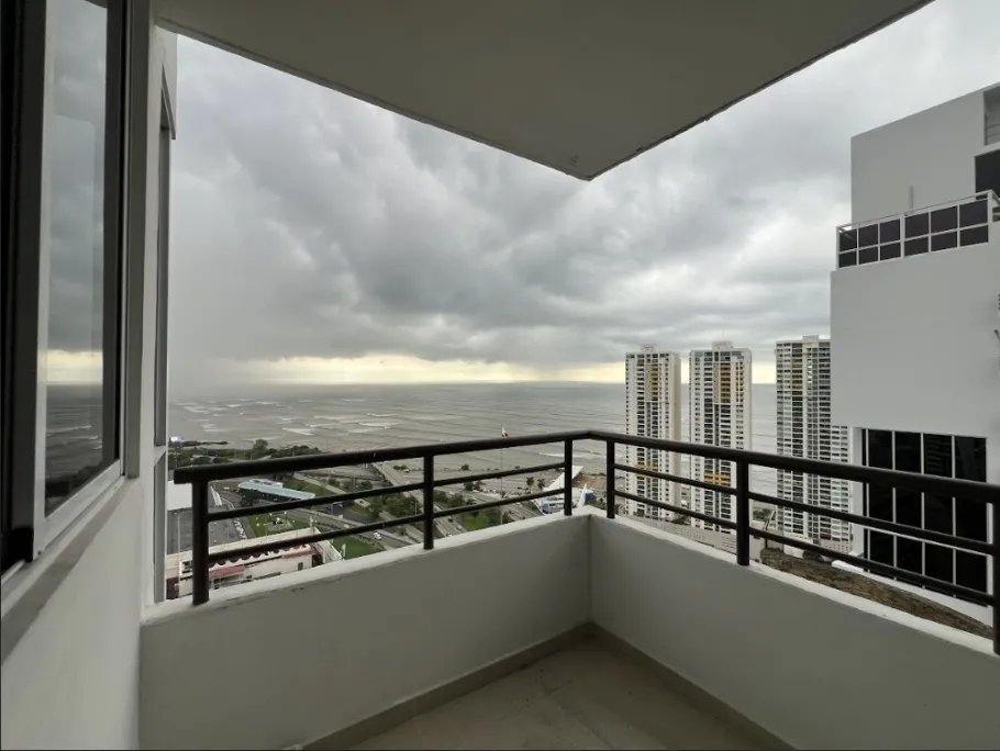 SE VENDE ESPACIOSO APARTAMENTO CON VISTA AL MAR EN SAN FRANCISCO