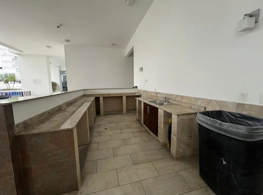 SE VENDE ESPACIOSO APARTAMENTO CON VISTA AL MAR EN SAN FRANCISCO