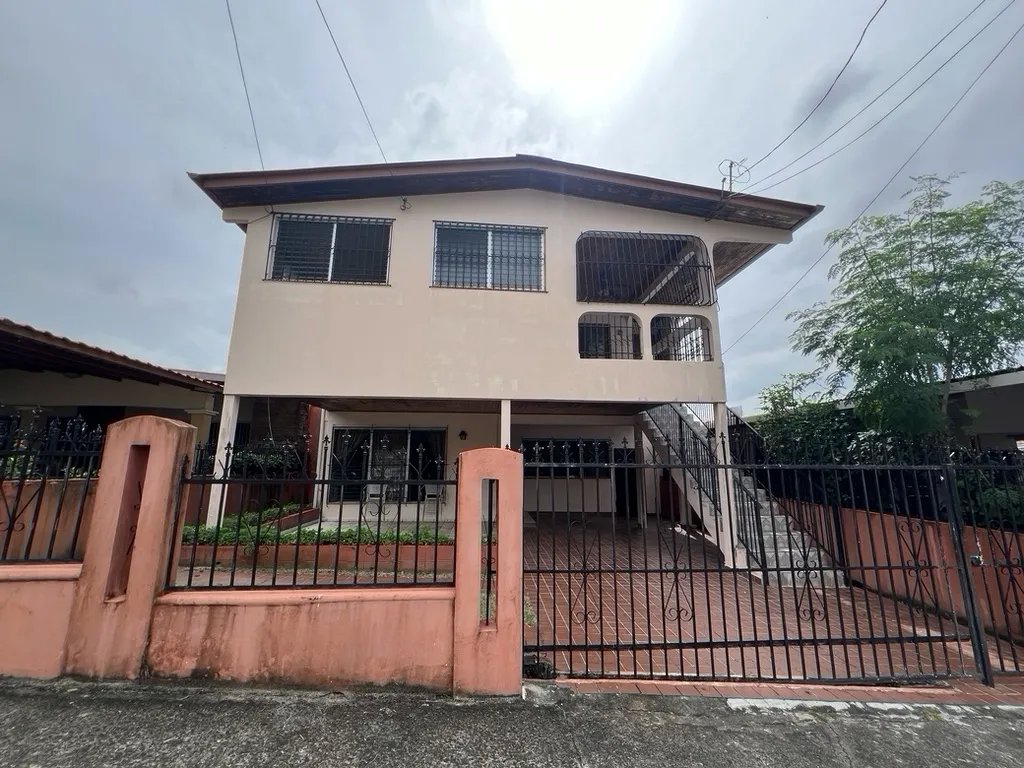Multi-Family For Sale in Calle 75D Oeste