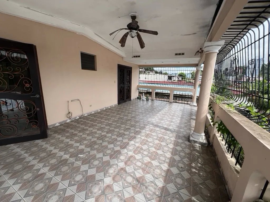 Multi-Family For Sale in Calle 75D Oeste