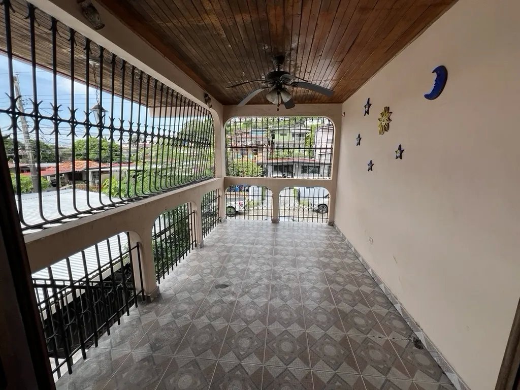 Multi-Family For Sale in Calle 75D Oeste