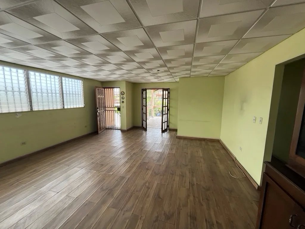 Multi-Family For Sale in Calle 75D Oeste
