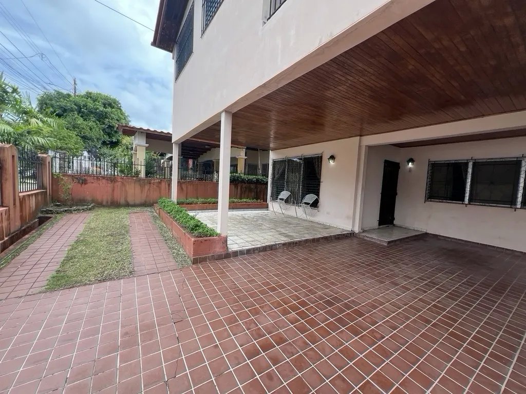 Multi-Family For Sale in Calle 75D Oeste