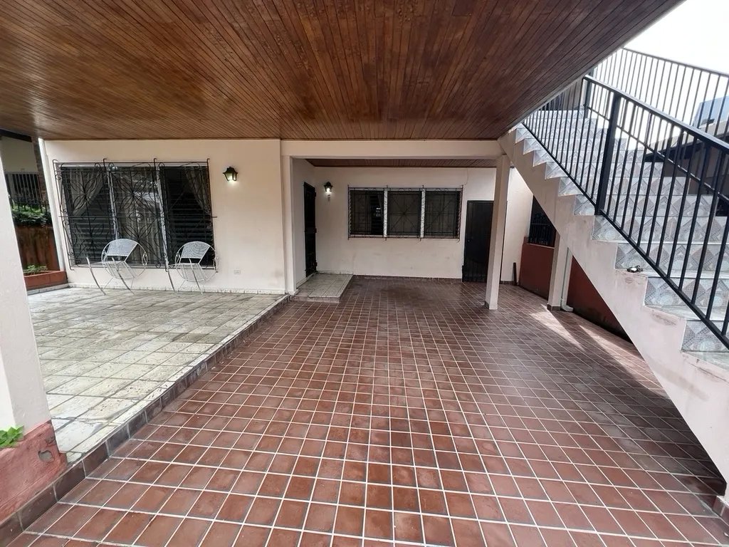 Multi-Family For Sale in Calle 75D Oeste