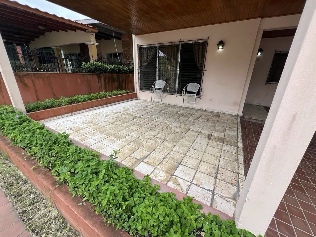 Multi-Family For Sale in Calle 75D Oeste