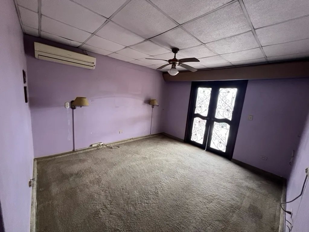 Multi-Family For Sale in Calle 75D Oeste