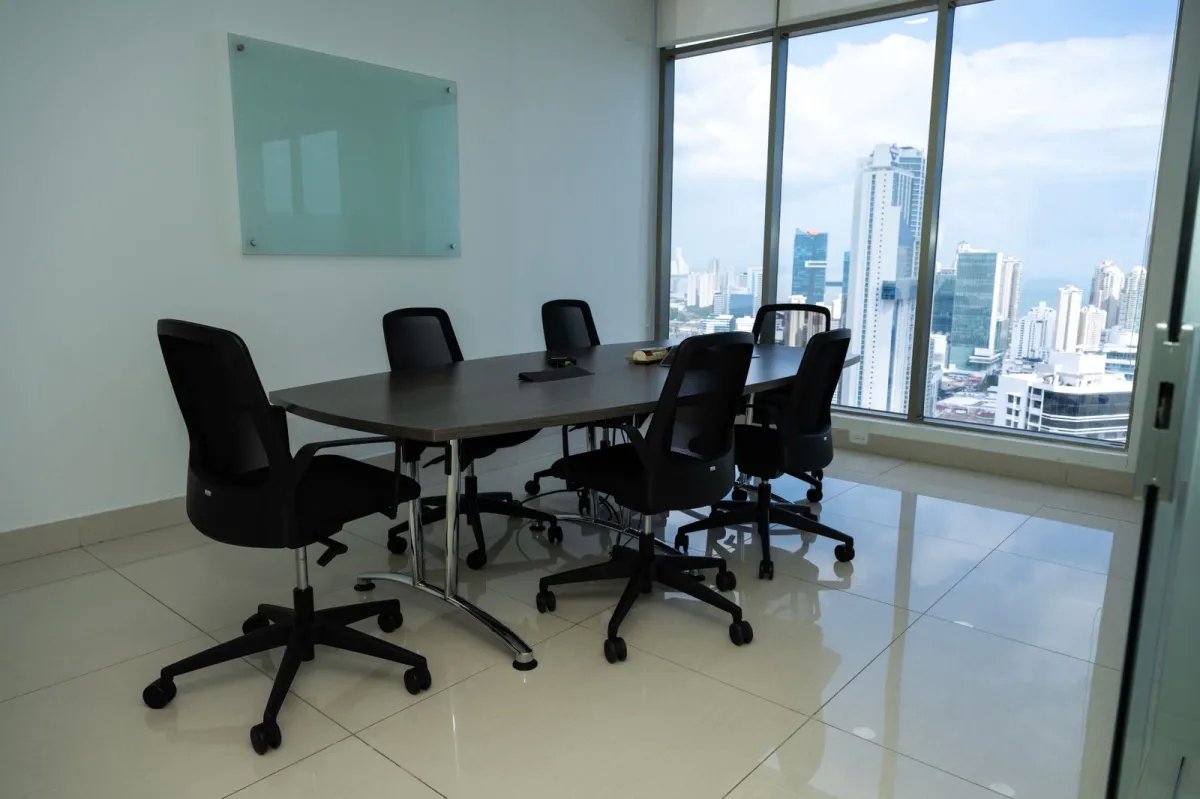 Alquiler de Oficina Amoblada en Avenida Balboa - Panamá