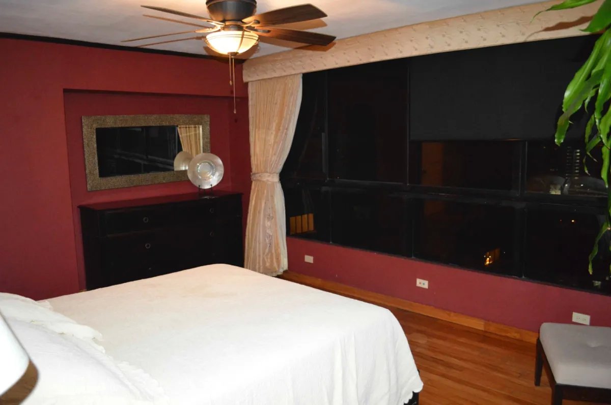 Apartment For Sale in Avenida Balboa