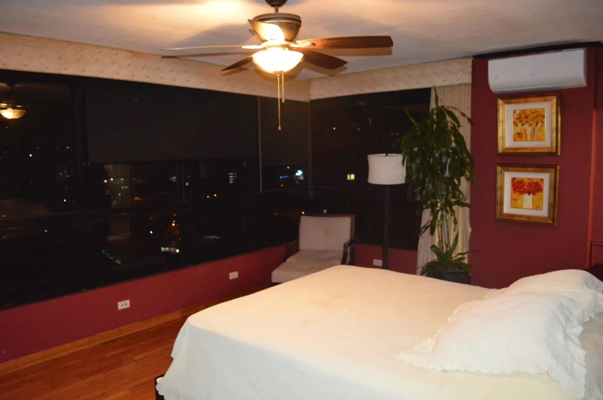 Apartment For Sale in Avenida Balboa