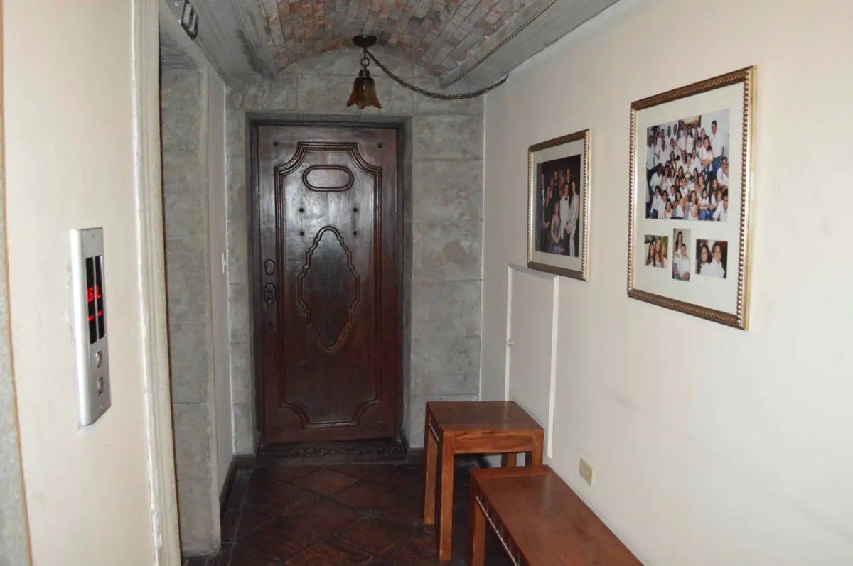 Apartment For Sale in Avenida Balboa