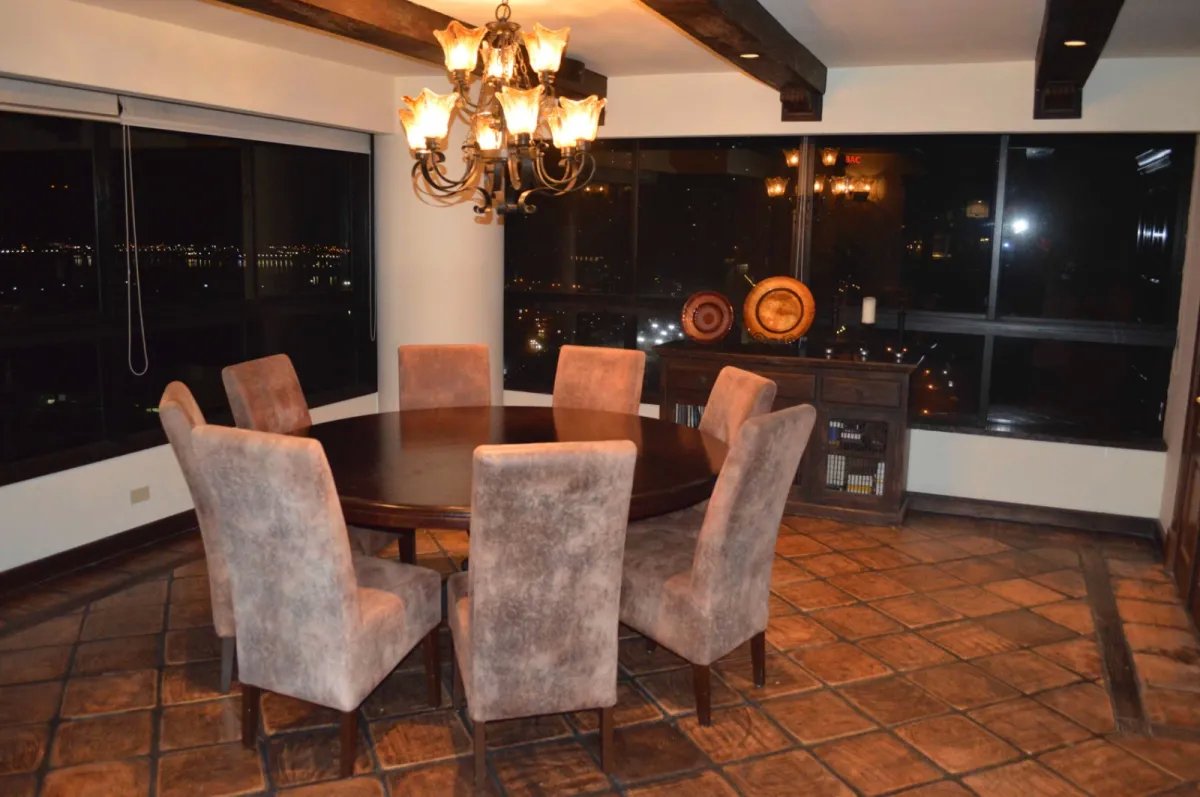 Apartment For Sale in Avenida Balboa