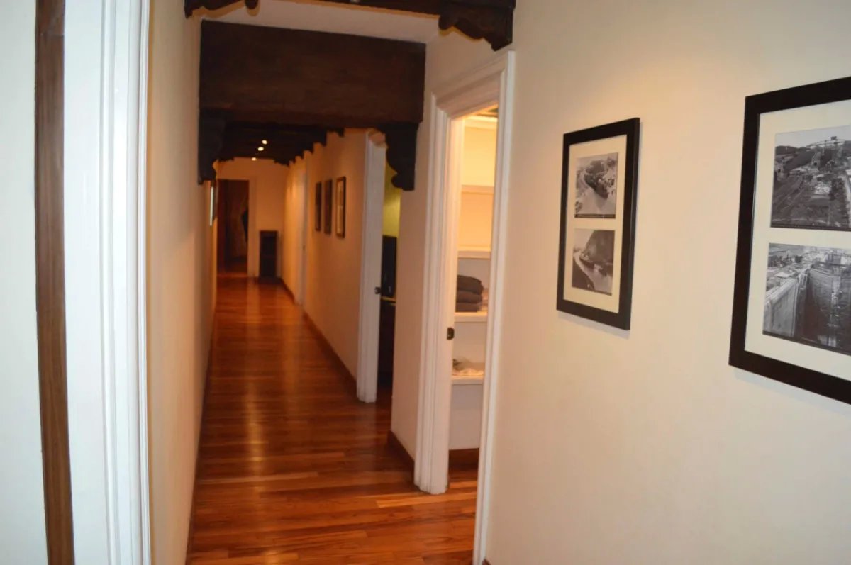 Apartment For Sale in Avenida Balboa