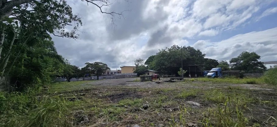 Terreno para almacenamiento o equipo pesado