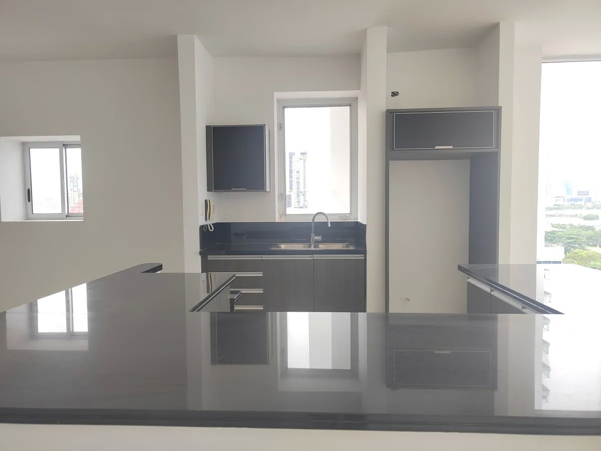 Apartment For Sale in Avenida Balboa
