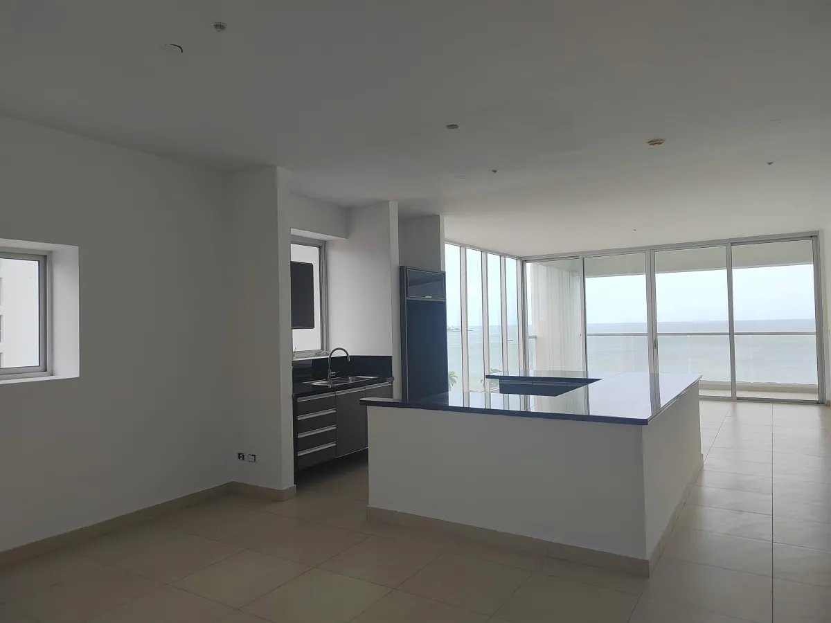 Apartment For Sale in Avenida Balboa