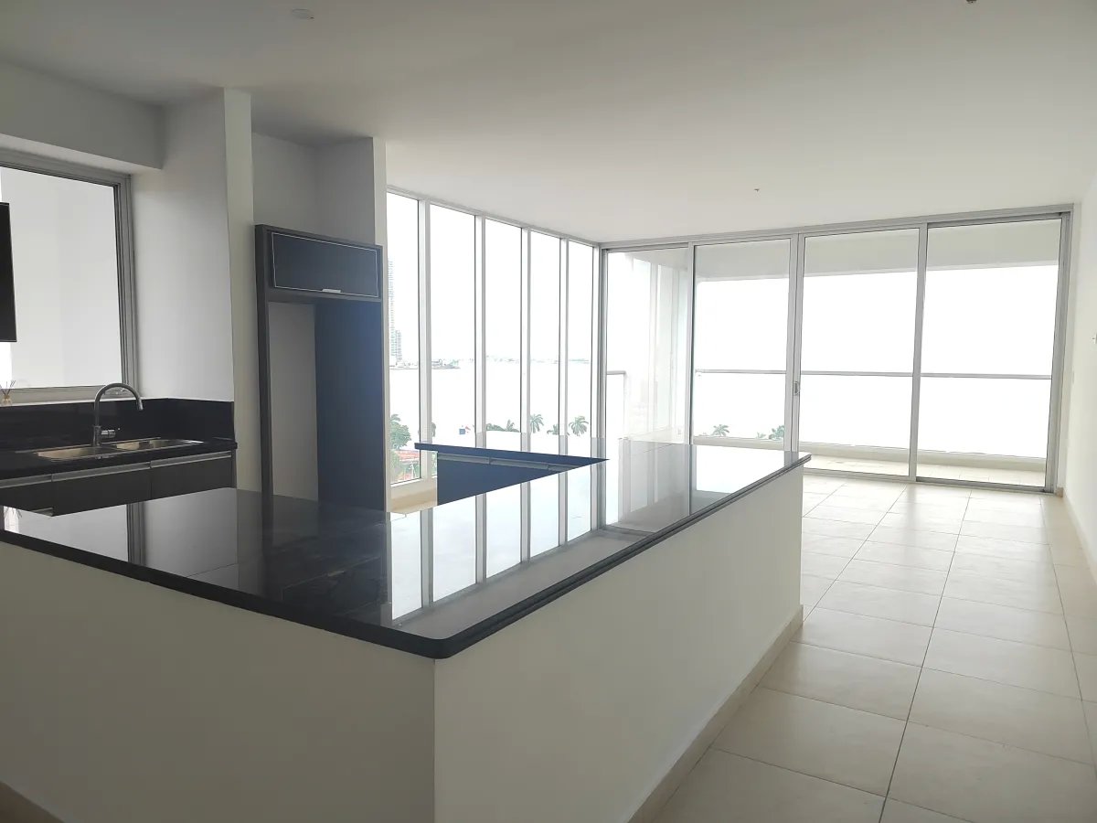 Apartment For Sale in Avenida Balboa