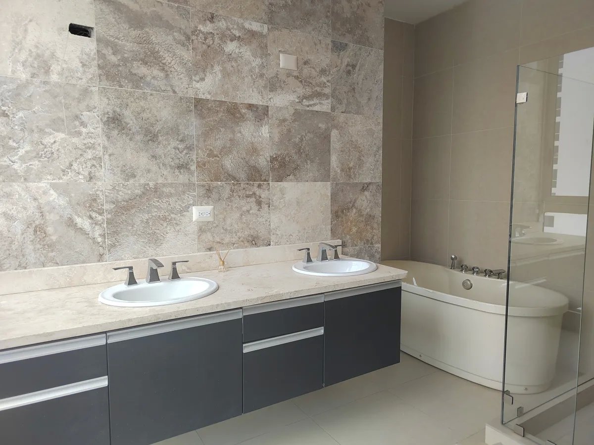 Apartment For Sale in Avenida Balboa