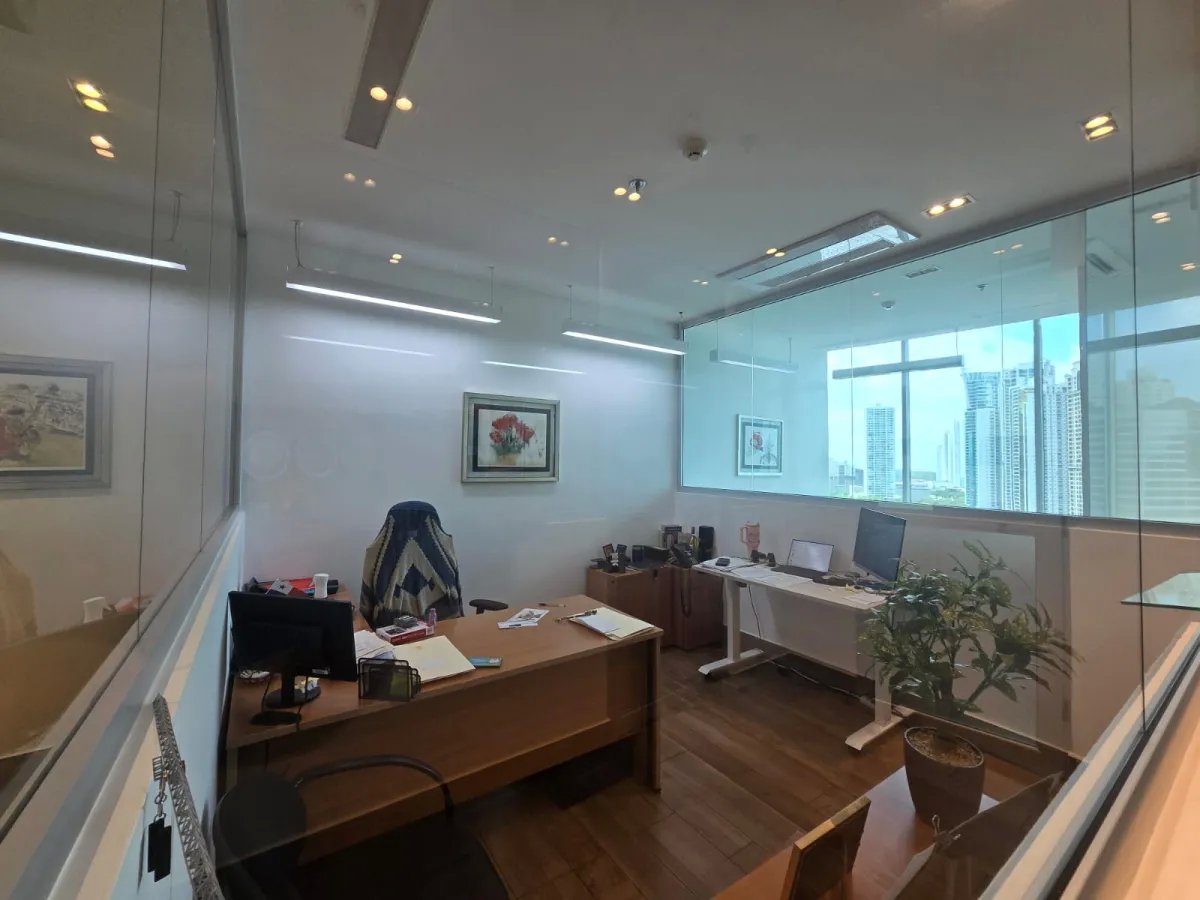 Se Alquila Oficina  en P.H. Plaza del Este