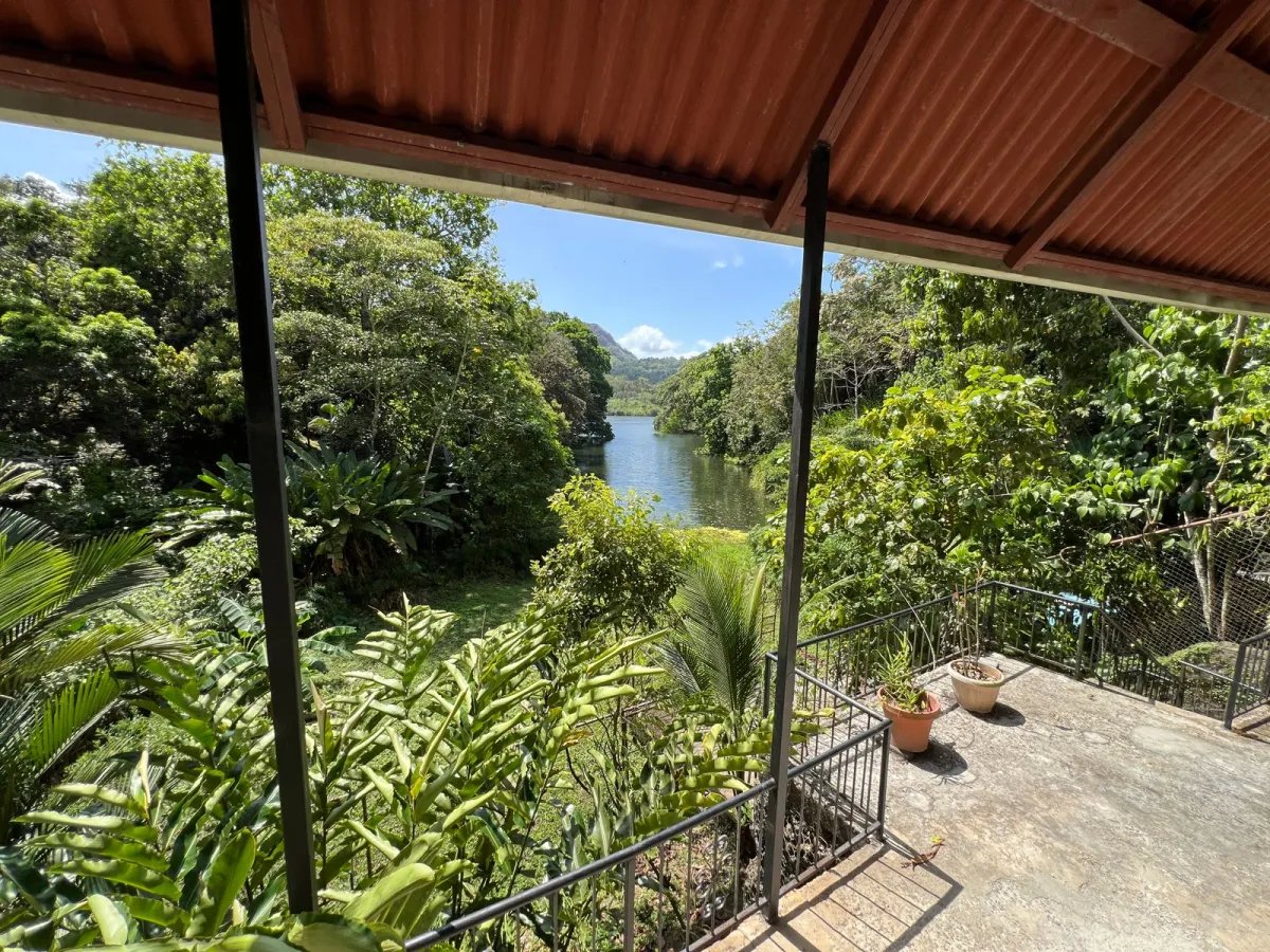 Venta  Propiedad con 2 Casas + Vista al Lago en Las Cumbres