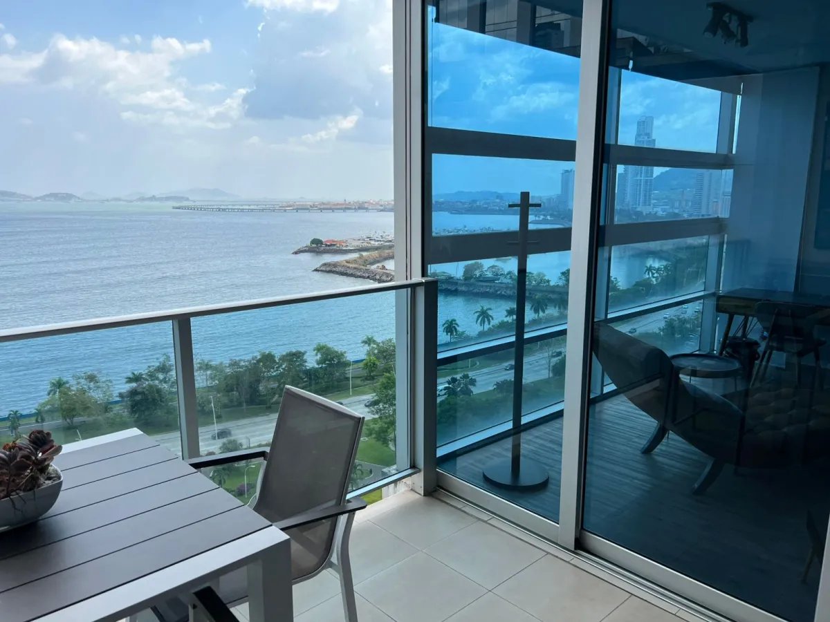 Apartment For Sale in Avenida Balboa
