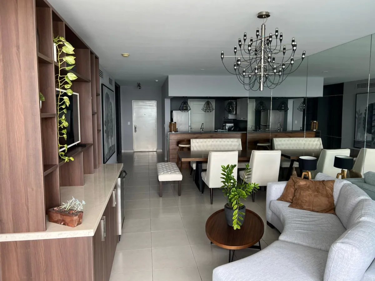 Apartment For Sale in Avenida Balboa