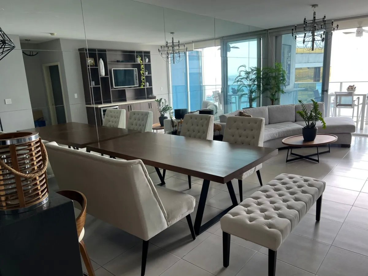 Apartment For Sale in Avenida Balboa