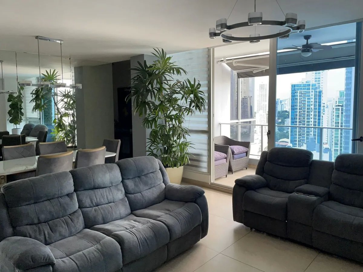 Apartment For Sale in Avenida Balboa