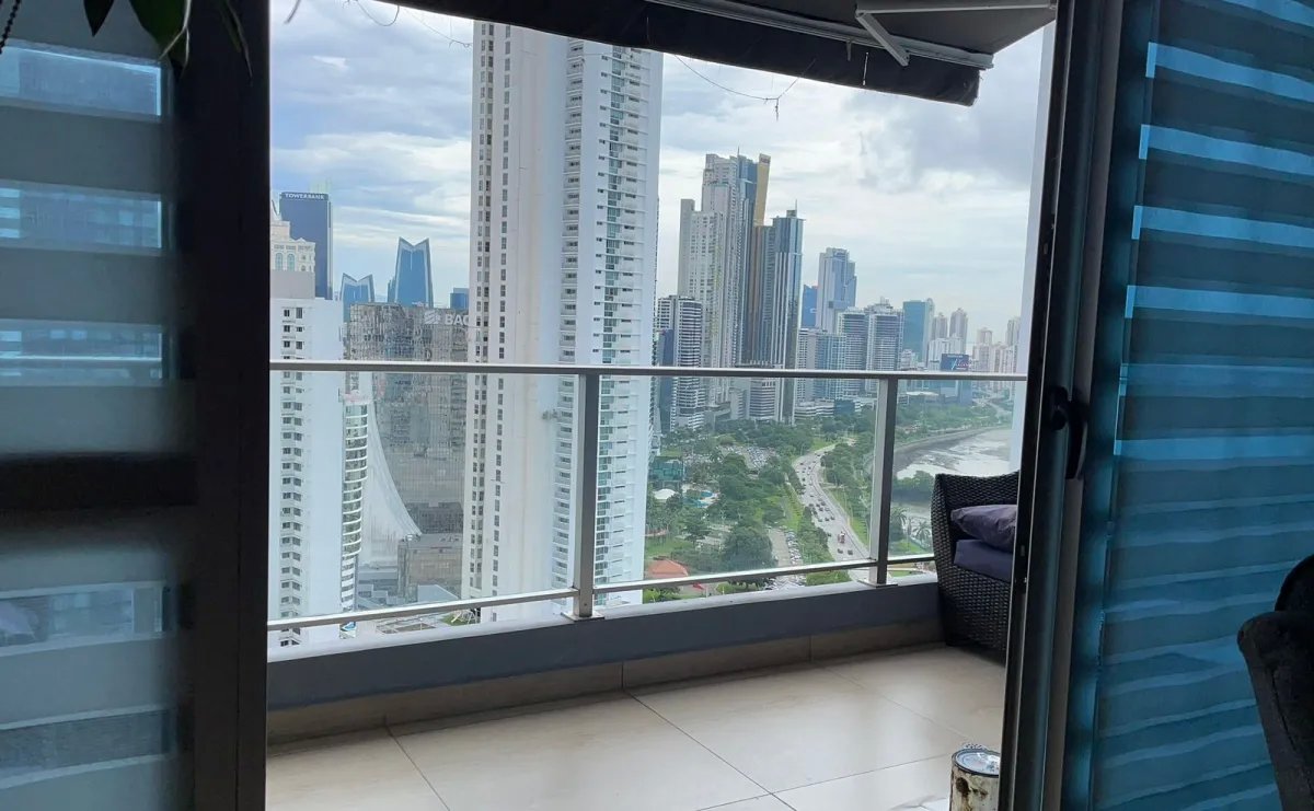 Apartment For Sale in Avenida Balboa