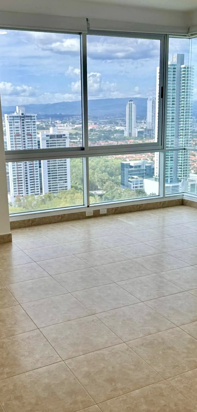 Se vende apartamento en PH Titanium, Costa del Este $. 500,000