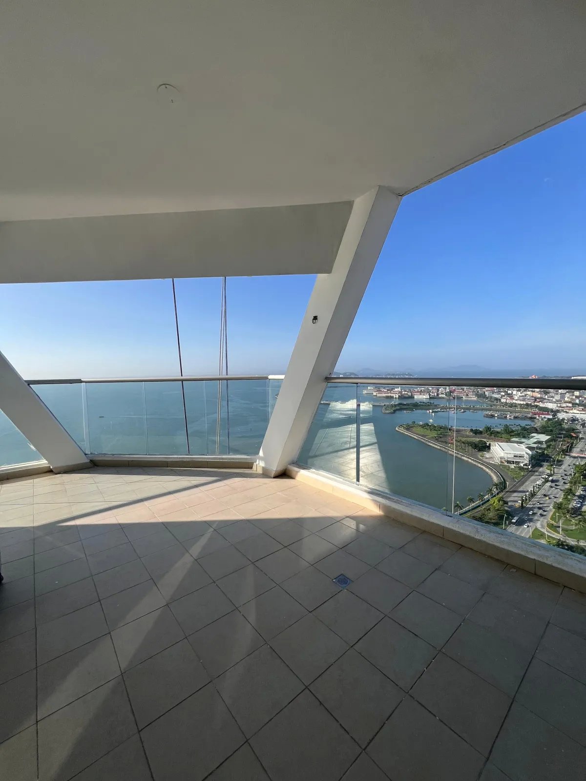 Apartment For Rent in Avenida Balboa