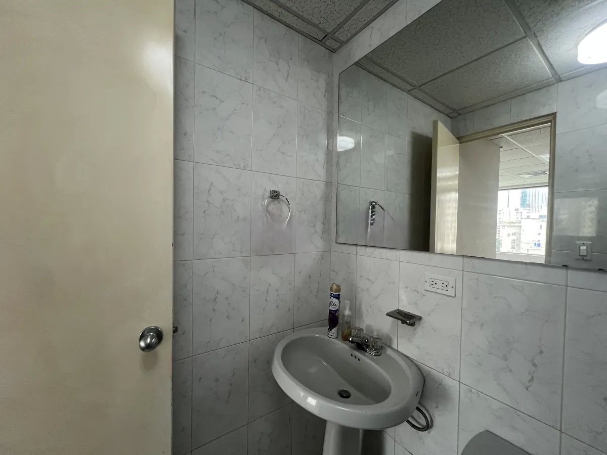 Venta oficina en World Trade Center en Marbella.