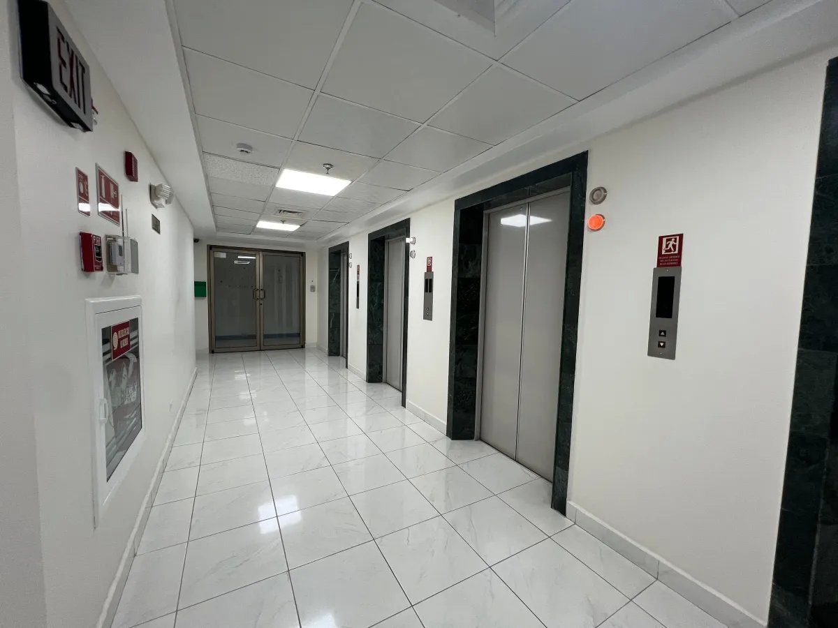 Venta oficina en World Trade Center en Marbella.