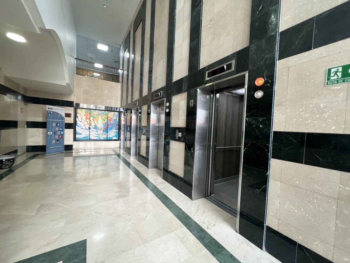 Venta oficina en World Trade Center en Marbella.