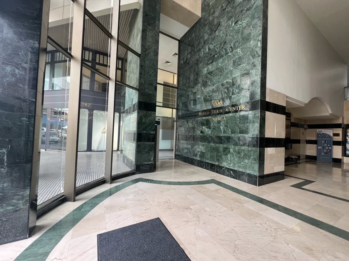 Venta oficina en World Trade Center en Marbella.